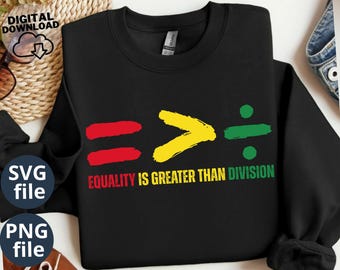 Pode incluir: Camisola de moletom preta com um design gráfico de um sinal de igual, um sinal de maior que e um sinal de divisão. Os sinais são de cor vermelha, amarela e verde. O texto "Igualdade é maior que a divisão" está impresso abaixo do gráfico.