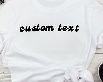 パーソナライズされた T シャツ、カスタム テキスト、カスタム T シャツ、パーソナライズされたシャツ、カスタム テキスト ギフト、クールな筆記体のカスタム テキスト、あらゆる機会にパーソナライズ