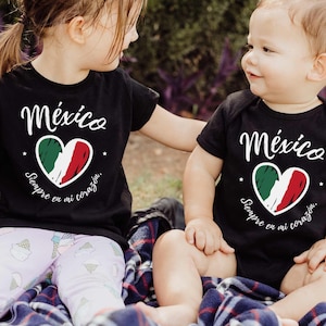 México Siempre en mi Corazón / Mexican Heritage / Camiseta en Español / niños mexicanos / Bandera mexicana y corazón Camiseta Niños, niño pequeño, bebé