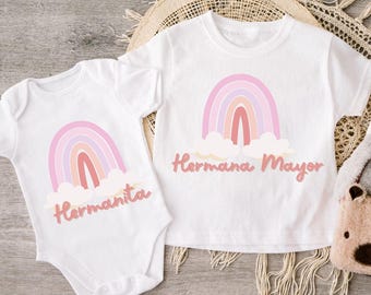 Camisetas a juego para hermanas Hermana Mayor y Hermanita en arcoíris pastel rosa / camisetas, monos y enteritos para hermanas en español / tallas para bebés, niños pequeños y jóvenes