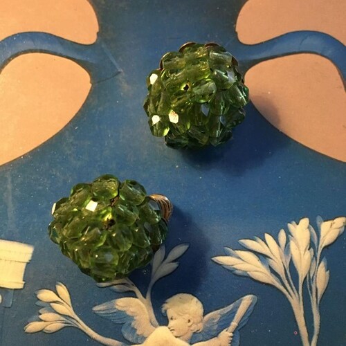 Boucles d'oreilles clip en perles vertes MIRIAM HASKELL années 50