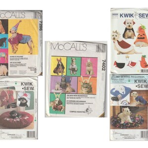 Może przedstawiać: Pięć różnych wzorów szycia do tworzenia ubrań i łóżek dla psów. Wzory pochodzą od McCall's i Kwik Sew. Wzory obejmują różne style, w tym kostium dyniowy, kostium królewski, czapkę Świętego Mikołaja i łóżko.