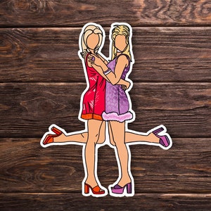Pu&ograve; includere: Due donne in abiti corti si abbracciano. La donna a sinistra indossa un vestito rosso con pois bianchi e la donna a destra indossa un vestito viola con pois bianchi. Entrambe le donne hanno i capelli biondi e indossano tacchi alti.
