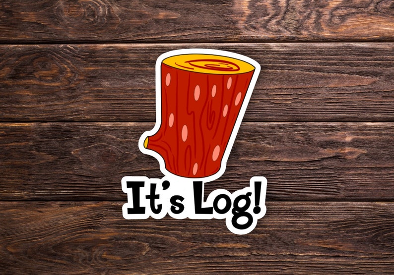Pu&ograve; includere: Un adesivo con un'illustrazione a cartoni animati di un tronco rosso con un centro giallo e pois bianchi. Il testo "It's Log!" &egrave; in basso in nero con un contorno bianco. Lo sfondo &egrave; un motivo di venature del legno marrone scuro.