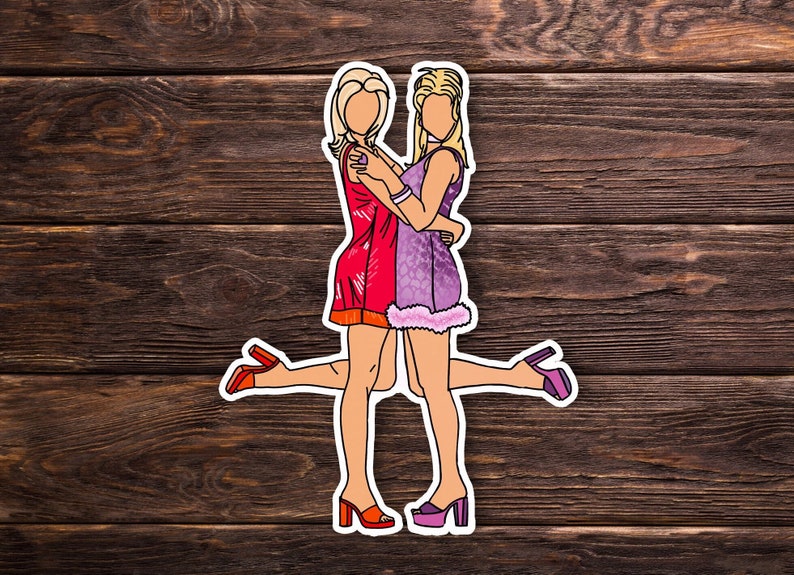 Pu&ograve; includere: Due donne in abiti corti si abbracciano. La donna a sinistra indossa un vestito rosso con pois bianchi e la donna a destra indossa un vestito viola con pois bianchi. Entrambe le donne hanno i capelli biondi e indossano tacchi alti.