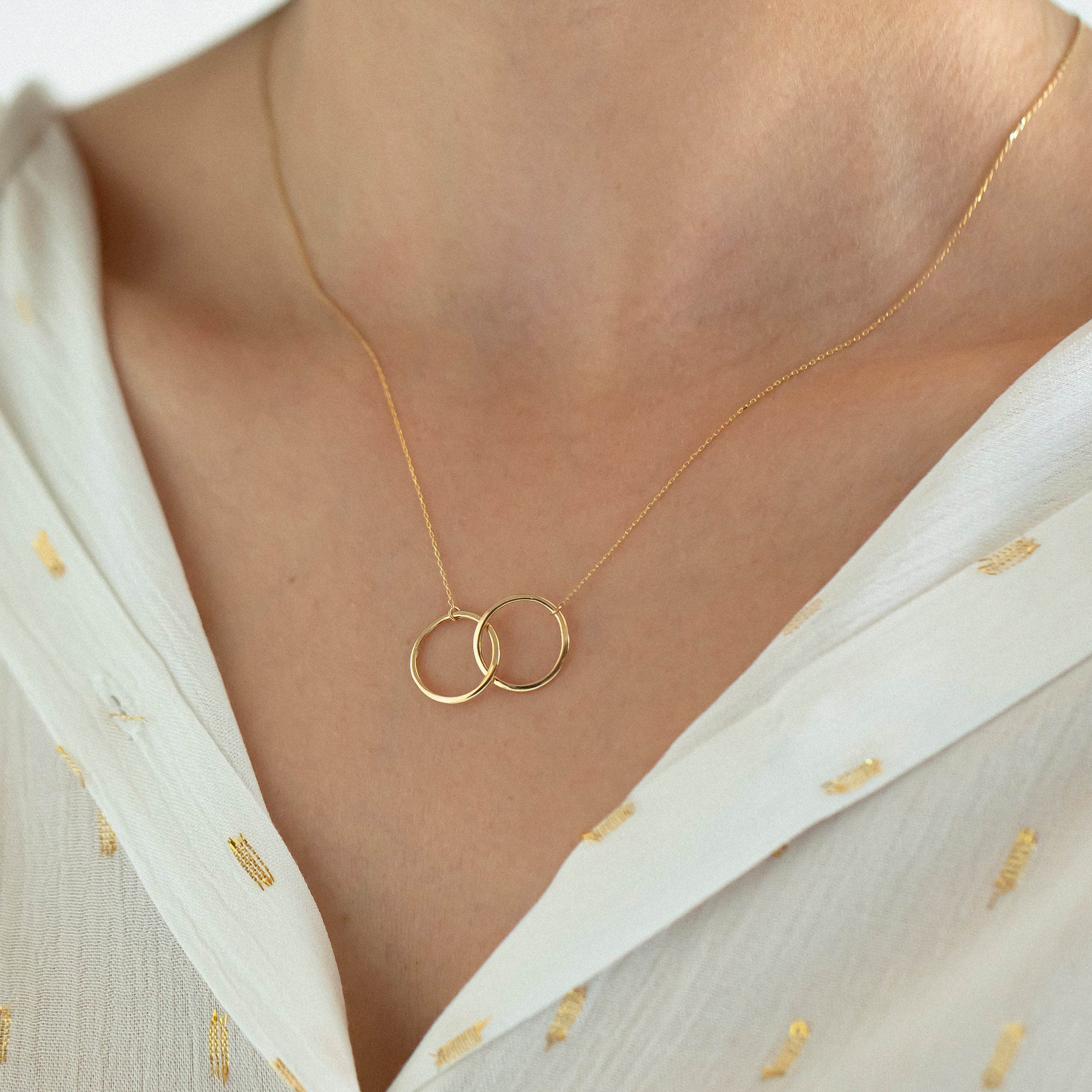 Gold linked circle necklace new arrivals