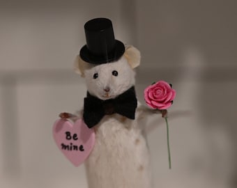 Gentleman taxidermy mouse holding rose bizarreries/curiosité