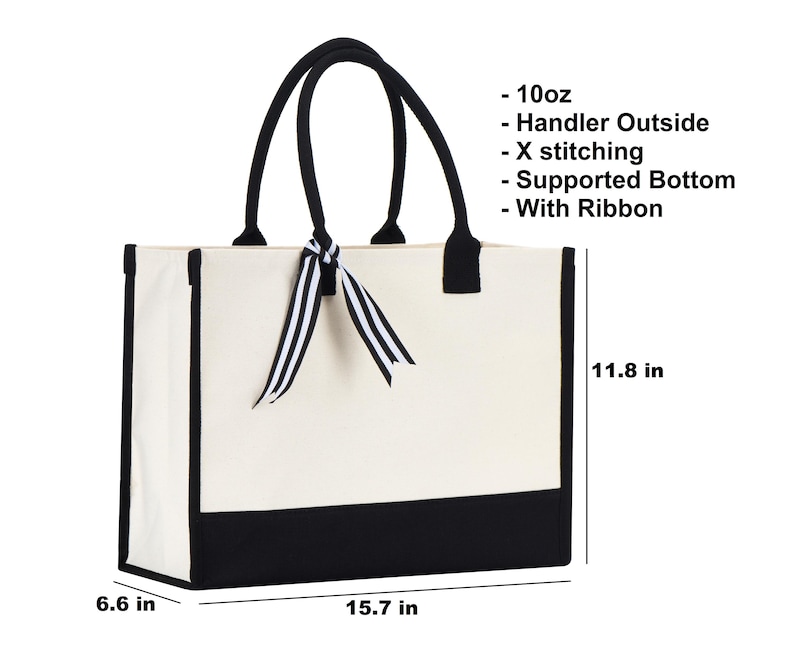 Puede incluir: Una bolsa de lona blanca con ribetes negros y fondo negro. La bolsa tiene asas negras y una cinta rayada en blanco y negro. La bolsa mide 15,7 pulgadas de ancho, 11,8 pulgadas de alto y 6,6 pulgadas de profundidad.