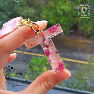 Personalisierter handgemachter Harz rosa Getrocknete Blumen Buchstaben Schlüsselanhänger für Paare/ihn/sie/Mama/Frauen/Mädchen/Freunde/Brautjungfern/Familie/Lehrer