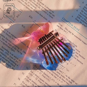 Personalisierter handgemachter Bär Shaker Kalimba Flügel mit Namen zur Dekoration, für Sie, für Freunde, für Sie/Ihn, für Brautjungfern, für Mama