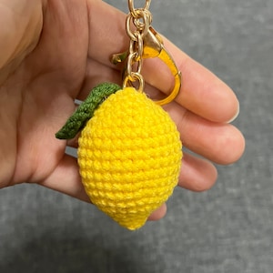 Portachiavi a forma di limone fatto a mano all'uncinetto / Mini ciondolo per borsa a forma di limone / Portachiavi a forma di frutta
