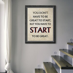 Puede incluir: Una cita motivacional en un marco negro sobre una pared blanca. La cita dice "No tienes que ser grande para empezar, pero tienes que empezar para ser grande."