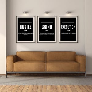 Puede incluir: Tres carteles motivacionales en blanco y negro con las palabras "Hustle", "Grind" y "Execution" en letras blancas grandes. Cada cartel tiene una definición de la palabra debajo.