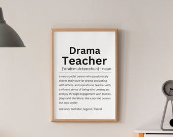 Peut inclure: Un cadre avec l'inscription "Drama Teacher" en noir. La définition en dessous décrit une personne spéciale qui partage son amour du théâtre et du jeu. Le cadre est de couleur marron clair.