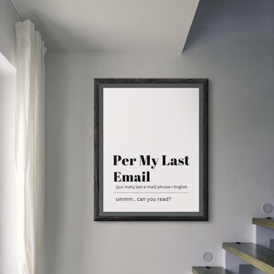 Puede incluir: Un marco negro que contiene una impresión con el texto "Per My Last Email". La impresión incluye la definición de la frase y la pregunta "ummm.. can you read?" El marco está colgado en una pared gris.