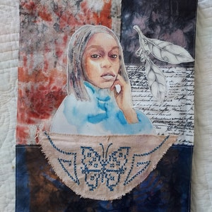 以下が含まれることがあります： 薄い肌と黒い髪の人の肖像画を描いた、ミクストメディアの芸術作品。肖像画は、下部中央に蝶の模様が施された布の継ぎ合わせで囲まれています。背景には、薄れた赤と白のパターン、白黒の葉、手書きのテキストが書かれた紙があります。