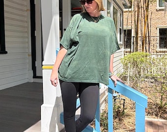 T-shirt verde oversize da donna / Maglietta con spalle scese e stampa foresta / Camicia comoda e ampia