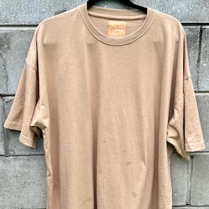 T-shirt oversize con lavaggio acido all&#39;avena: stile vintage unisex