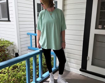 T-shirt oversize verde menta da donna / Maglietta verde menta fresca con spalle scese / Camicia comoda e ampia