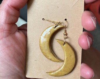 Pendientes de media luna de oro hechos a mano / Joyería de arcilla polimérica