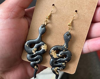 Pendientes de serpiente negros y dorados