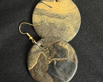 Pendientes colgantes redondos de arcilla polimérica negra y dorada - Joyería bohemia moderna