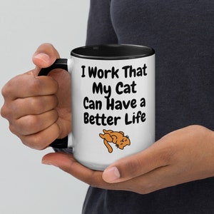 Lavoro perché il mio gatto abbia una vita migliore. Tazza con colore all'interno, tazza da caffè per gatti, regalo per gli amanti dei gatti, idea regalo per la fidanzata e la moglie, divertente novità regalo