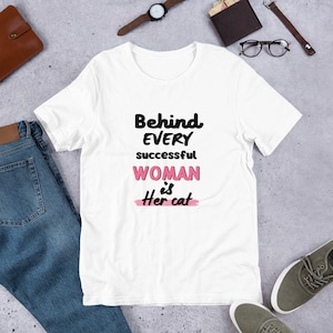 成功した女性の背後には猫のTシャツ、かわいい猫好きのTシャツ、猫好きへのギフト、面白い猫のシャツ、夏のシャツ、クールな猫、猫のシャツ