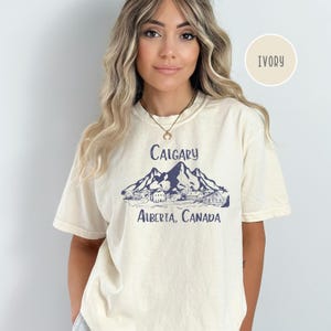 Calgary Alberta Canada Comfort Colors® T-Shirt, Calgary Urlaub Geschenk Tee, Kanada Reise Shirt, Calgary Ski Reise Geschenk, Calgary TShirt Geschenk Ivory