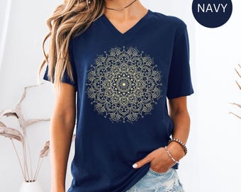 Camiseta de cuello en V para mujer con un intrincado diseño de mandala, con FDT integrado en el diseño de mandala.