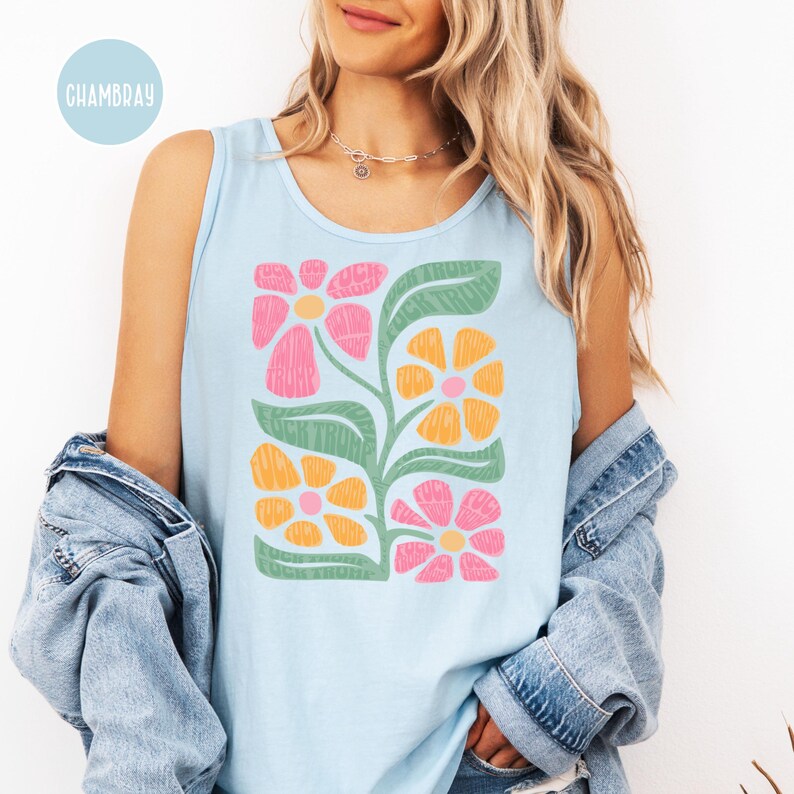 K&ouml;nnte beinhalten: Ein hellblaues Tanktop mit einem Blumendesign mit rosa, gelben und gr&uuml;nen Blumen. Die Blumen bestehen aus W&ouml;rtern, und das Design ist auf der Vorderseite des Tanktops zentriert.