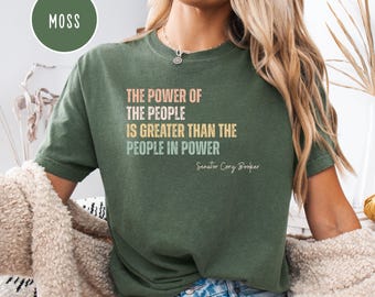 コリー・ブッカーの「Power of the People」コンフォートカラーズ®Tシャツ、コリー・ブッカーの名言Tシャツ、政治Tシャツ、コリー・ブッカーのスピーチTシャツ、トランプ抗議