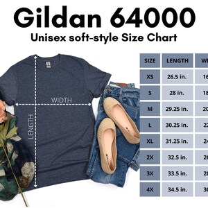 Puede incluir: Una tabla de tallas para camisetas de estilo suave unisex Gildan 64000. La tabla muestra la longitud y el ancho en pulgadas para las tallas XS a 4X.
