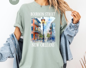 Camiseta unisex de colores cómodos de Bourbon Street, Nueva Orleans. Regalo para vacaciones en Nueva Orleans.