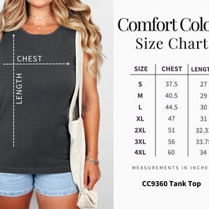 K&ouml;nnte beinhalten: Gr&ouml;&szlig;entabelle f&uuml;r ein Tanktop in verschiedenen Gr&ouml;&szlig;en, die Brust- und L&auml;ngenma&szlig;e in Zoll angeben. Die Tabelle umfasst die Gr&ouml;&szlig;en S, M, L, XL, 2XL, 3XL und 4XL. Das Tanktop wird von Comfort Colors hergestellt und hat die Artikelnummer CC9360.