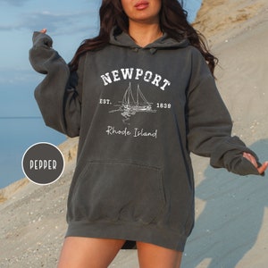 Felpa con cappuccio vintage prelavata Comfort Colors® in stile grunge di Newport, Rhode Island, felpa con cappuccio per le vacanze di Newport, Rhode Island, Newport Travel