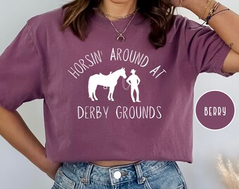 Zabawna koszulka Kentucky Derby Comfort Colors®, koszulka Kentucky Derby, koszulka z prezentem dla miłośnika koni, koszulka z prezentem na imprezę Derby, koszulka Horsin Around Kentucky