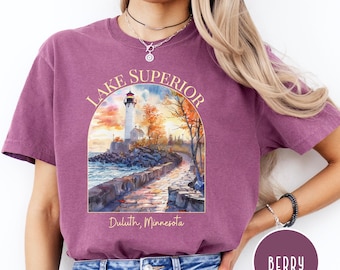 ミネソタ州ダルース、スペリオル湖、コンフォートカラーズ®Tシャツ、バンクーバー、ダルース、キャナルパーク、バケーションギフトシャツ、ミネソタ州、水彩画ギフトTシャツ