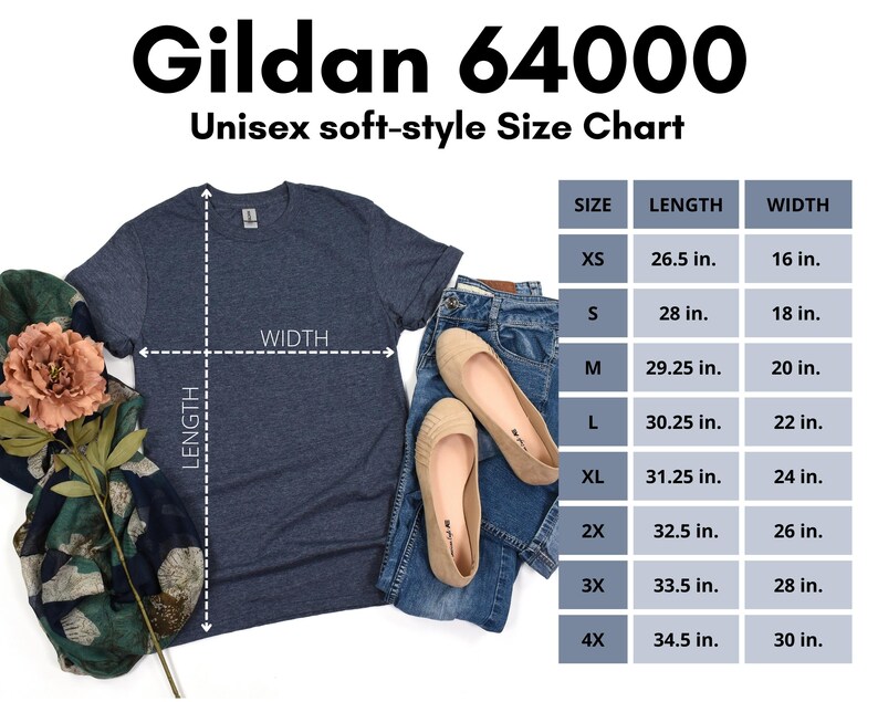 Puede incluir: Una camiseta unisex Gildan 64000 azul marino con una tabla de tallas. La tabla enumera las tallas XS a 4X, con medidas en pulgadas para largo y ancho. La imagen incluye un par de vaqueros y zapatos.