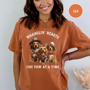 Dackel Liebhaber Western Themed Comfort Colors® T-Shirt Geschenk für Doxie Mom, Wranglin &#39;Herzen Wiener Hundeliebhaber Geschenk Shirt, Wursthunde T-Shirt