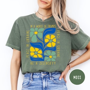 Stå med Ukraina Comfort Colors® T-shirt, I en värld av Trumps Var en Zelenskyj T-shirt, Stöd Ukraina T-shirt, Stöd Zelenskyj T-shirt