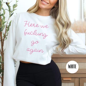 Here We Fucking Go Again Comfort Colors® T-shirt met lange mouwen Cadeau voor democraat, nog eens 4 jaar Trump politiek T-shirt, Here We Go Again T-shirt White