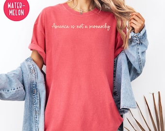 Maglietta "America Is Not A Monarchy" Comfort Colors No Kings, maglietta di protesta anti-Trump, maglietta regalo per attivista democratico, maglietta regalo politica
