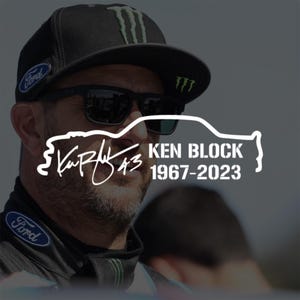 Może przedstawiać: Czarna czapka z daszkiem z zielonym logo Monster Energy, naszywką Forda i czarnymi okularami przeciwsłonecznymi. Obraz zawiera biały napis Ken Block 1967-2023, podpis oraz grafikę z konturem samochodu nałożoną na portret osoby.
