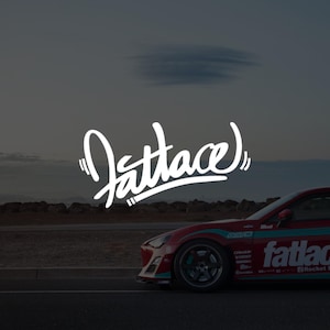 Peut inclure: Une voiture de sport rouge avec des autocollants de course bleu sarcelle et blancs, incluant le texte fatlace et Rocket Bunny, garée sur une route goudronnée. Un grand logo blanc stylisé indiquant fatlace est centré dans la partie supérieure.
