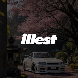 Puede incluir: Un coche deportivo Nissan Skyline GT-R de color blanco con alerón trasero y llantas oscuras de radios múltiples, con una matrícula que muestra el texto 61-81. La palabra illest aparece en grandes letras blancas en negrita.