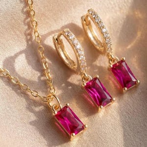 Conjunto de joyas Pink Baguette de oro / Collar y pendientes de aro con cristal rubí / Delicado regalo de joyería dorada para ella / Conjunto de lujo minimalista
