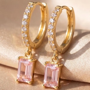 Aro Huggie chapado en oro de 18 quilates con dije de baguette rosa claro