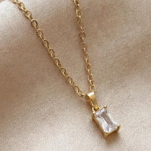 Collana con ciondolo a baguette trasparente / Collana con ciondolo in zirconia cubica dorata / Collana minimalista placcata in oro 18 carati / Regalo per lei