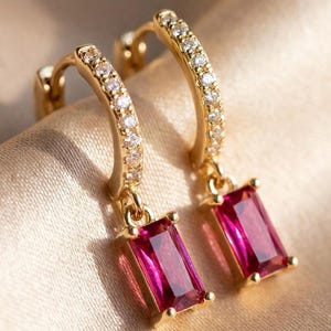 18Kゴールドメッキのフープピアスとディープピンクのバゲットペンダント｜キュービックジルコニアドロップピアス｜ミニマルなデイリージュエリー